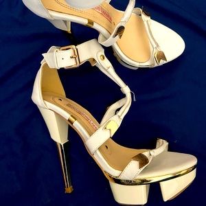 GIANMARCO LORENZI WOMEN'S SHOES WHITE PATENT LEATHER PLATFORM SANDALS.